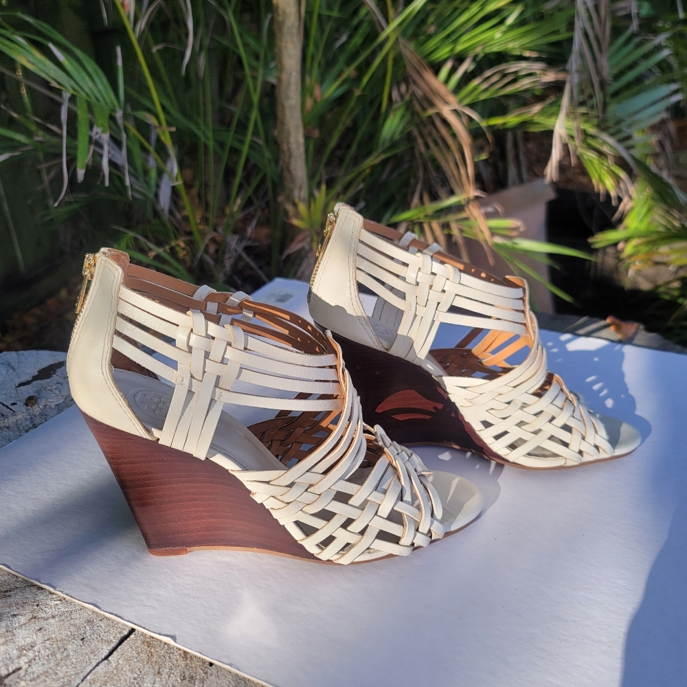 Tory Burch Wedges Shoe S 10 slightly off-white back zipper w/gold tone Logo - Picture 3 of 9